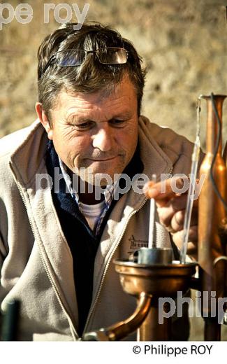 ALAMBIC AMBULANT , DISTILLATION ARMAGNAC,  DOMAINE D' ESPERANCE,  BAS-ARMAGNAC, GERS. (32F01202.jpg)