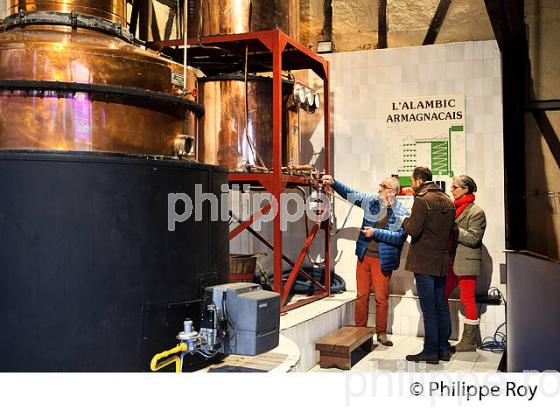 ALAMBIC , DISTILLATION DE L' ARMAGNAC,  CHATEAU DE LAUBADE,  BAS-ARMAGNAC, GERS. (32F01220.jpg)