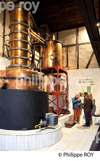 ALAMBIC , DISTILLATION DE L' ARMAGNAC,  CHATEAU DE LAUBADE,  BAS-ARMAGNAC, GERS. (32F01221.jpg)