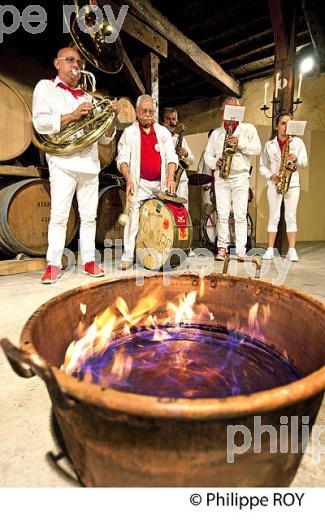 FETE DE LA FLAMME DE L' ARMAGNAC AU  CHATEAU DE LAUBADE,   BAS-ARMAGNAC, GERS. (32F01318.jpg)