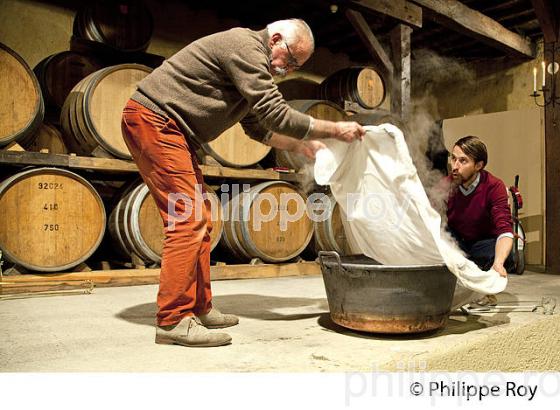 FETE DE LA FLAMME DE L' ARMAGNAC AU  CHATEAU DE LAUBADE,   BAS-ARMAGNAC, GERS. (32F01326.jpg)