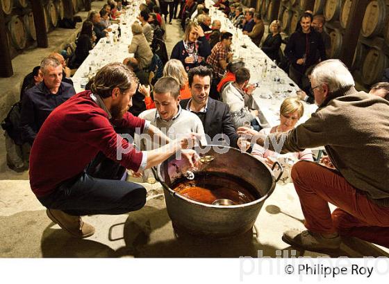 FETE DE LA FLAMME DE L' ARMAGNAC AU  CHATEAU DE LAUBADE,   BAS-ARMAGNAC, GERS. (32F01329.jpg)