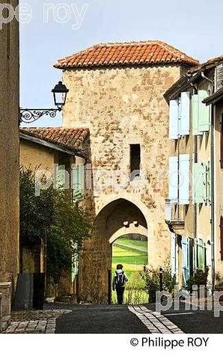 VILLAGE FORTIFIE DE MONTESQUIOU, GASCOGNE, GERS. (32F01813.jpg)