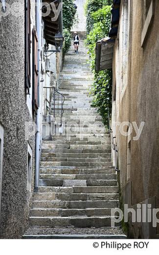 LA VIEILLE VILLE DE  AUCH,  GERS,  GASCOGNE. (32F02120.jpg)