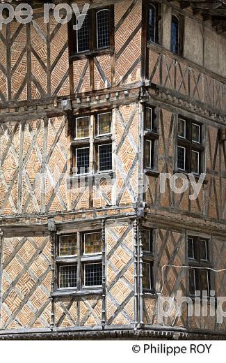 LA VIEILLE VILLE DE AUCH, GERS, GASCOGNE. (32F02135.jpg)