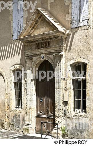 LA VIEILLE VILLE DE AUCH, GERS, GASCOGNE. (32F02140.jpg)