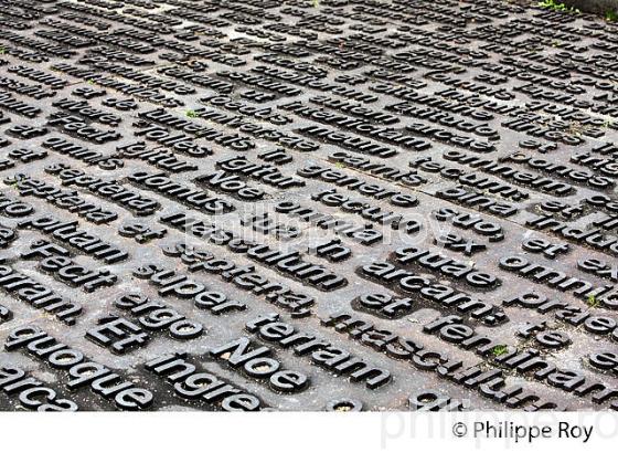 LA VIEILLE VILLE DE  AUCH,  GERS,  GASCOGNE. (32F02211.jpg)