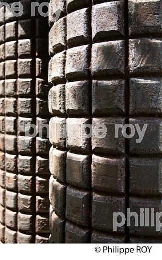 LA VIEILLE VILLE DE  AUCH,  GERS,  GASCOGNE. (32F02222.jpg)