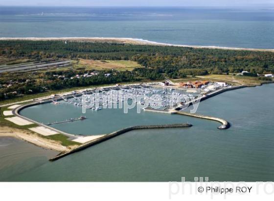 VUE AERIENNE DE PORT-MEDOC, ESTUAIRE DE LA GIRONDE, FRANCE (33F09931.jpg)