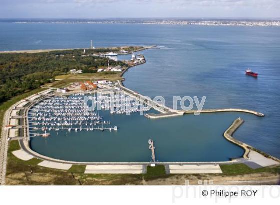 VUE AERIENNE DE PORT-MEDOC, ESTUAIRE DE LA GIRONDE, FRANCE (33F09932.jpg)