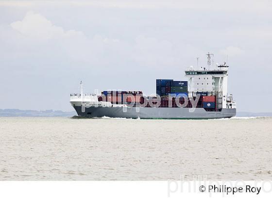 TRAFIC MARITIME SUR L ESTUAIRE DE LA GIRONDE, MEDOC, COTE ATLANTIQUE, AQUITAINE , FRANCE. (33F16232.jpg)