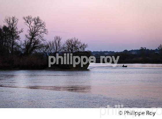 LEVER DU JOUR SUR L' ESTUAIRE DE LA GIRONDE, ET L' ILE MARGAUX,  MEDOC, AQUITAINE. (33F17504.jpg)