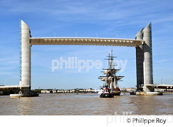 REPLIQUE DU  VAISSEAU L' HERMIONE,  A BORDEAUX, GIRONDE, AQUITAINE. (33F18335.jpg)