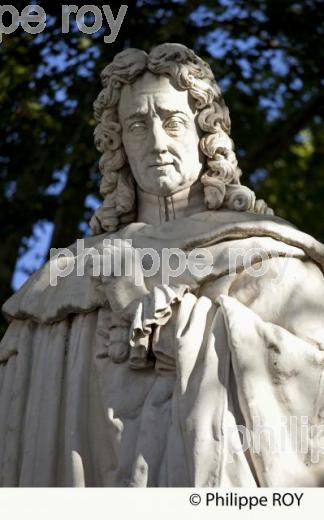 STATUE DE MONTESQUIEU, PLACE DES QUINCONCES,  BORDEAUUX , GIRONDE. (33F20816.jpg)