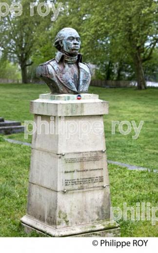 BUSTE DE TOUSSAINT LOUVERTURE , QUARTIER BASTIDE, BORDEAUX, GIRONDE. (33F21032.jpg)