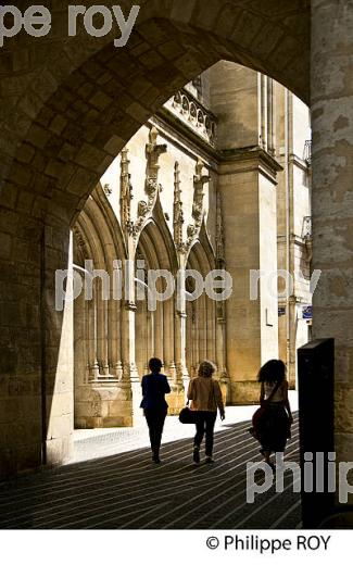 PORTE DE LA GROSSE CLOCHE, QUARTIER SAINT ELOI,   BORDEAUUX , GIRONDE. (33F21139.jpg)