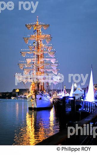 LE VOILIER ECOLE, CUAUHTEMOC,  A QUAI, FETE DU FLEUVE , BORDEAUX, GIRONDE. (33F22702.jpg)