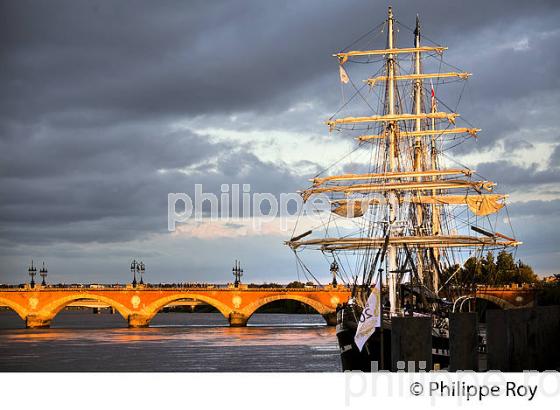 LE BELEM, A QUAI ,  FETE DU FLEUVE , A BORDEAUX, GIRONDE. (33F22734.jpg)