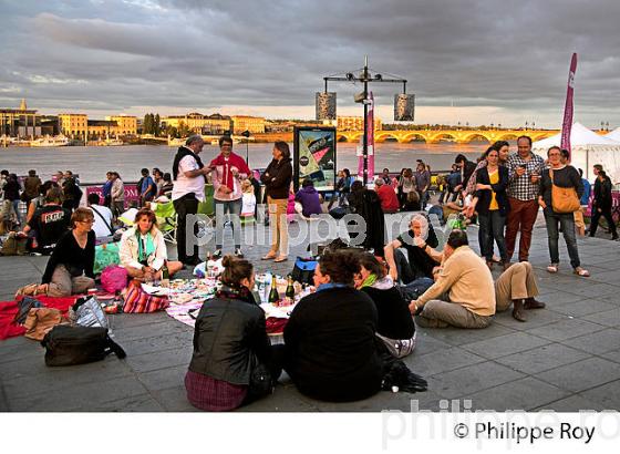 ANIMATION SUR LES QUAIS DE LA GARONNE, FETE DU FLEUVE , BORDEAUX, GIRONDE. (33F22736.jpg)