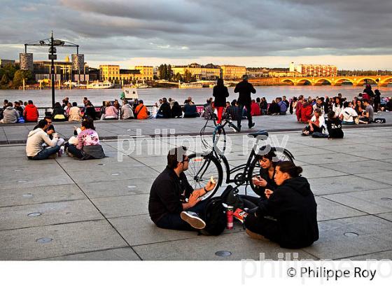 ANIMATION SUR LES QUAIS DE LA GARONNE, FETE DU FLEUVE , BORDEAUX, GIRONDE. (33F22737.jpg)