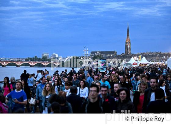 ANIMATION SUR LES QUAIS DE LA GARONNE, FETE DU FLEUVE , BORDEAUX, GIRONDE. (33F22802.jpg)