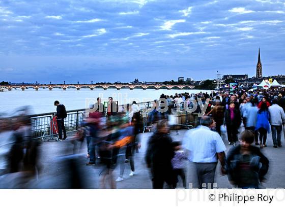 ANIMATION SUR LES QUAIS DE LA GARONNE, FETE DU FLEUVE , BORDEAUX, GIRONDE. (33F22804.jpg)