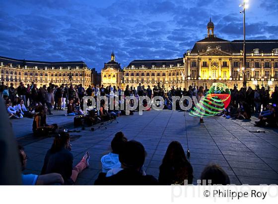 ANIMATION PLACE DE LA BOURSE,  FETE DU FLEUVE , BORDEAUX, GIRONDE. (33F22806.jpg)