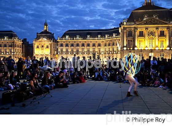 ANIMATION PLACE DE LA BOURSE,  FETE DU FLEUVE , BORDEAUX, GIRONDE. (33F22807.jpg)