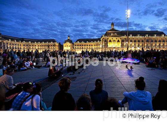 ANIMATION PLACE DE LA BOURSE,  FETE DU FLEUVE , BORDEAUX, GIRONDE. (33F22808.jpg)