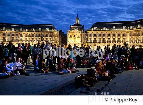 ANIMATION PLACE DE LA BOURSE,  FETE DU FLEUVE , BORDEAUX, GIRONDE. (33F22810.jpg)