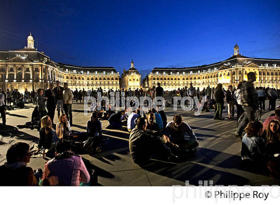 ANIMATION PLACE DE LA BOURSE,  FETE DU FLEUVE , BORDEAUX, GIRONDE. (33F22812.jpg)