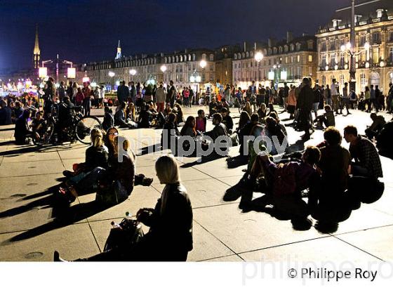 ANIMATION PLACE DE LA BOURSE,  FETE DU FLEUVE , BORDEAUX, GIRONDE. (33F22813.jpg)
