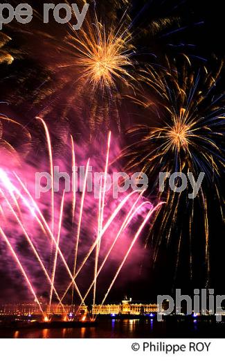 FEU D' ARTIFICE, SUR LA GARONNE,  FETE DU FLEUVE , BORDEAUX, GIRONDE. (33F22816.jpg)