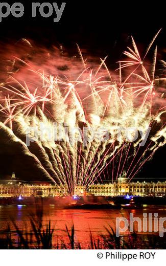 FEU D' ARTIFICE, SUR LA GARONNE,  FETE DU FLEUVE , BORDEAUX, GIRONDE. (33F22818.jpg)