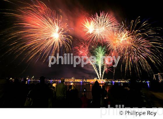 FEU D' ARTIFICE, SUR LA GARONNE,  FETE DU FLEUVE , BORDEAUX, GIRONDE. (33F22821.jpg)