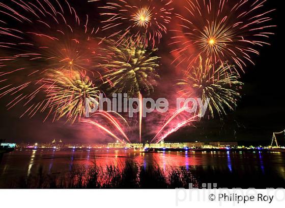 FEU D' ARTIFICE, SUR LA GARONNE,  FETE DU FLEUVE , BORDEAUX, GIRONDE. (33F22824.jpg)