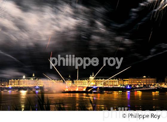 FEU D' ARTIFICE, SUR LA GARONNE,  FETE DU FLEUVE , BORDEAUX, GIRONDE. (33F22827.jpg)