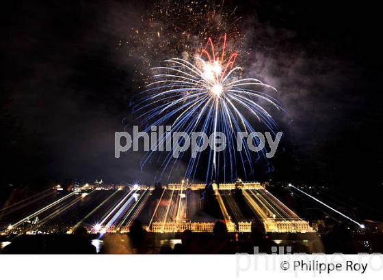 FEU D' ARTIFICE, SUR LA GARONNE,  FETE DU FLEUVE , BORDEAUX, GIRONDE. (33F22831.jpg)