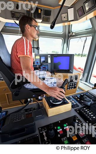 REMORQUAGE , BATEAU DE CROISIERE, SUR LA GARONNE, PORT DE BORDEAUX. (33F23014.jpg)