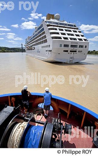 REMORQUAGE , BATEAU DE CROISIERE, SUR LA GARONNE, PORT DE BORDEAUX. (33F23019.jpg)