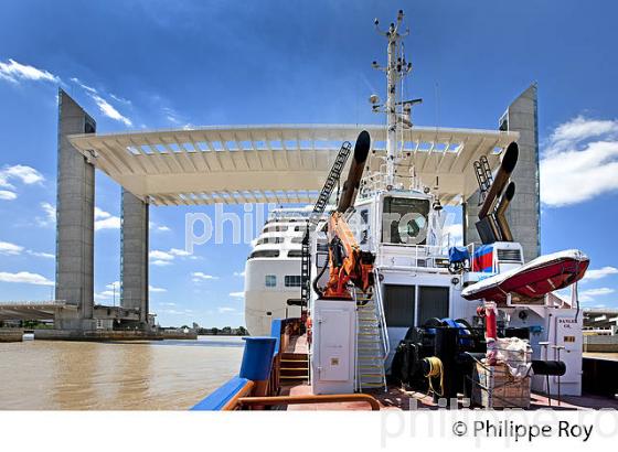 REMORQUAGE , BATEAU DE CROISIERE, SUR LA GARONNE, PORT DE BORDEAUX. (33F23031.jpg)