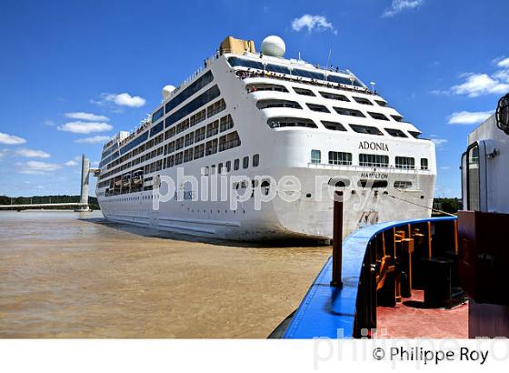 REMORQUAGE , BATEAU DE CROISIERE, SUR LA GARONNE, PORT DE BORDEAUX. (33F23104.jpg)