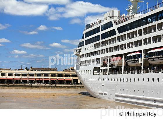 REMORQUAGE , BATEAU DE CROISIERE, SUR LA GARONNE, PORT DE BORDEAUX. (33F23109.jpg)