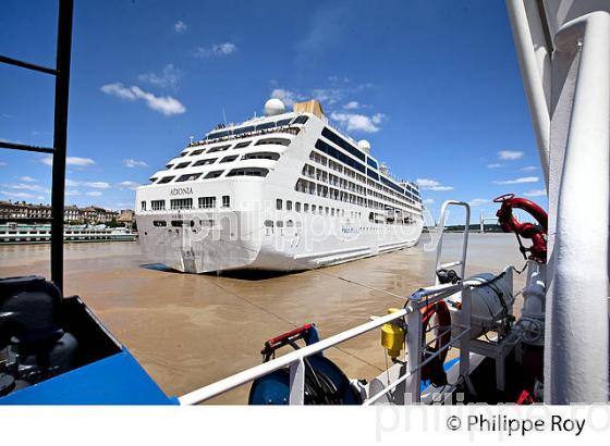 REMORQUAGE , BATEAU DE CROISIERE, SUR LA GARONNE, PORT DE BORDEAUX. (33F23119.jpg)