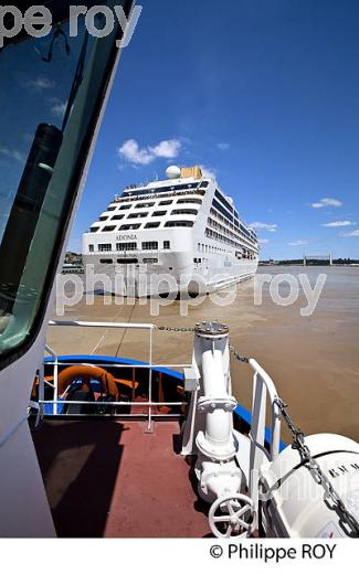 REMORQUAGE , BATEAU DE CROISIERE, SUR LA GARONNE, PORT DE BORDEAUX. (33F23121.jpg)