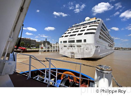 REMORQUAGE , BATEAU DE CROISIERE, SUR LA GARONNE, PORT DE BORDEAUX. (33F23125.jpg)