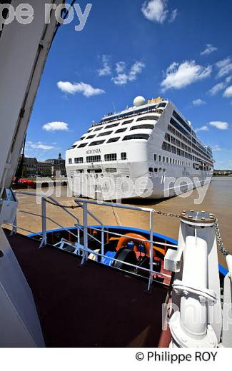 REMORQUAGE , BATEAU DE CROISIERE, SUR LA GARONNE, PORT DE BORDEAUX. (33F23131.jpg)