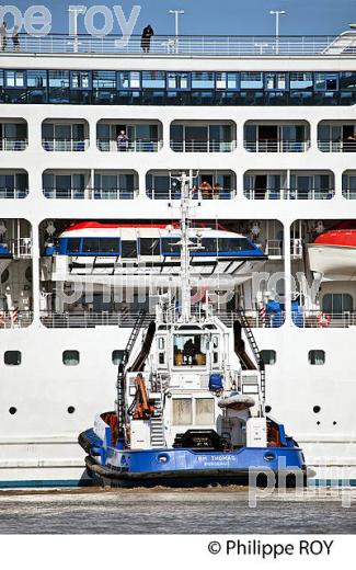 REMORQUAGE , BATEAU DE CROISIERE, SUR LA GARONNE, PORT DE BORDEAUX. (33F23138.jpg)