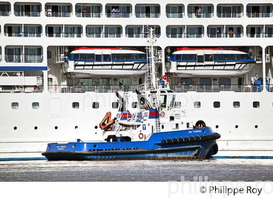 REMORQUAGE , BATEAU DE CROISIERE, SUR LA GARONNE, PORT DE BORDEAUX. (33F23201.jpg)