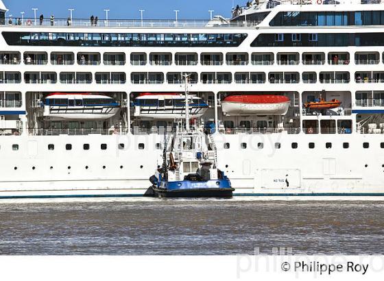 REMORQUAGE , BATEAU DE CROISIERE, SUR LA GARONNE, PORT DE BORDEAUX. (33F23203.jpg)